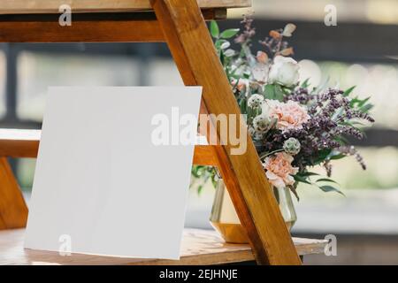 Boho Hochzeitszone für Gäste, Mockup leere Karte, für Begrüßung, Einladung Vorlage mit Blumen Stockfoto