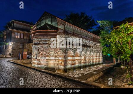 Nachtansicht der Kirche des Heiligen Erlösers oder Sveti Spas in Nessebar, Bulgarien Stockfoto