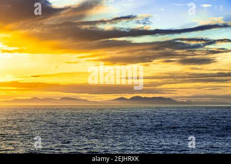 Ein Sonnenuntergang über der NW Pazifik Küste in der Nähe von Prince of Wales Island, Alaska, USA - von einem Kreuzfahrtschiff segeln die Inside Passage gesehen Stockfoto