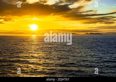 Ein Sonnenuntergang über der NW Pazifik Küste in der Nähe von Prince of Wales Island, Alaska, USA - von einem Kreuzfahrtschiff segeln die Inside Passage gesehen Stockfoto