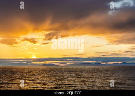 Ein Sonnenuntergang über der NW Pazifik Küste in der Nähe von Prince of Wales Island, Alaska, USA - von einem Kreuzfahrtschiff segeln die Inside Passage gesehen Stockfoto