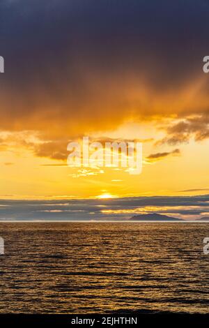 Ein Sonnenuntergang über der NW Pazifik Küste in der Nähe von Prince of Wales Island, Alaska, USA - von einem Kreuzfahrtschiff segeln die Inside Passage gesehen Stockfoto