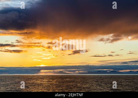 Ein Sonnenuntergang über der NW Pazifik Küste in der Nähe von Prince of Wales Island, Alaska, USA - von einem Kreuzfahrtschiff segeln die Inside Passage gesehen Stockfoto