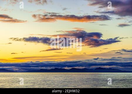 Seltsame Gestalt einer fliegenden Figur oder eines Engels bei Sonnenuntergang über der nordwestlichen Pazifikküste bei Prince of Wales Island, Alaska, USA - von einem Kreuzfahrtschiff aus gesehen. Stockfoto