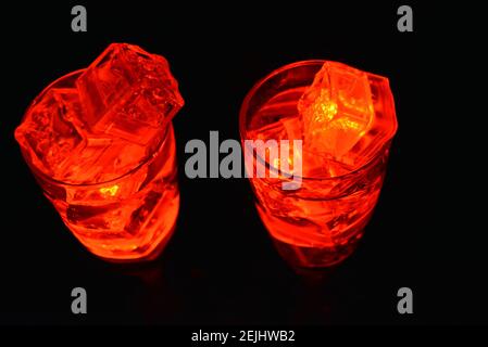 Leuchtendes rotes Licht der festlichen Getränke, schöne Präsentation zum Valentinstag, Halloween und für einen romantischen Abend. Stockfoto