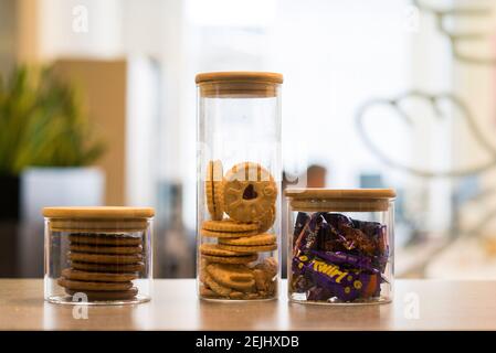 Details aus rund um ein cooles und schrulliges Licht und hell Büroräume Stockfoto