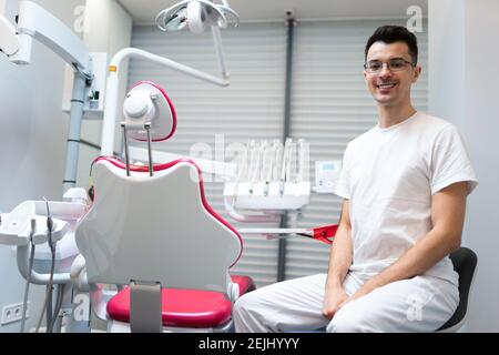 Zahnarzt Arzt sitzt im Büro Stockfoto