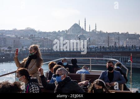 22. Februar 2021: Passagiere, die mit der Fähre Eminonu-Kadikoy von Istanbul City Lines während der Tage der Coronavirus-Pandemie auf Bosporus, Istanbul, Türkei, am 22. Februar 2021 reisen. Quelle: Tolga Ildun/ZUMA Wire/Alamy Live News Stockfoto