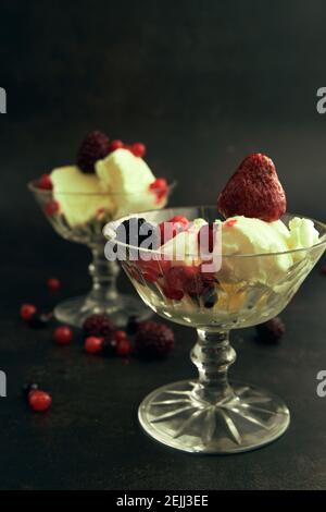 Eis mit verschiedenen Beeren Stockfoto