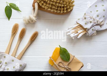 Umweltfreundliche Körperpflege und Hausreinigung Artikel auf weißem Hintergrund. Stockfoto