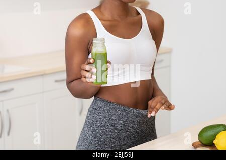 Schwarze Frau Trinken Smoothie Gewicht Verlieren Auf Diät Innen, Abgeschnitten Stockfoto