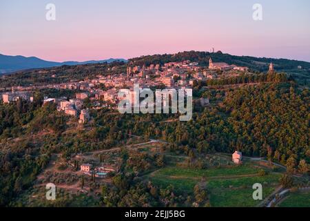 Luftaufnahme einer Stadt von Montalcino, beleuchtet von rosa Sonnenaufgang. Antike Stadt auf hügeliger Landschaft einer typischen toskanischen Landschaft. Orcia valle Stockfoto