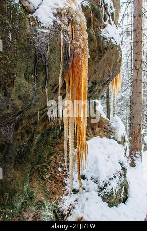 Faszinierende Eisformationen und Eiszapfen genannt Brtnicke Eisfälle, CZ ledopady, im Nationalpark Böhmische Schweiz, Tschechische republik.Winterausflug Stockfoto