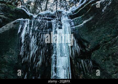 Faszinierende Eisformationen und Eiszapfen genannt Brtnicke Eisfälle, CZ ledopady, im Nationalpark Böhmische Schweiz, Tschechische republik.Winterausflug Stockfoto