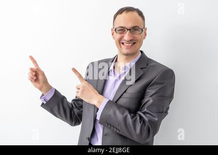 Junge Erwachsene Mann zeigt auf weißem Hintergrund Stockfoto