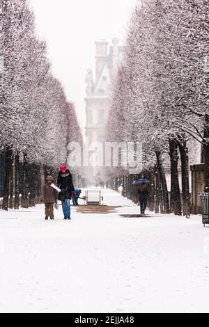 Louvre Museum Gärten bedeckt mit Schnee im Winter Stockfoto