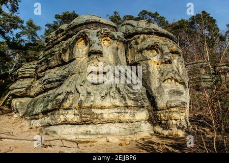 Zwei riesige Köpfe von Teufeln in Sandsteinfelsen geschnitzt, jeder ist etwa 9m hoch.Devils Köpfe von Vaclav Levy in der Nähe von Libechov, Tschechische republik erstellt.Cliff Stockfoto