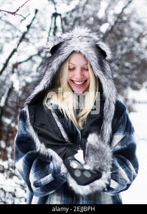Winter Mädchen in Pelz Hut und Jacke. Schöne Frau im Winter Park. Winterzeit. Kaltes Wetter. Stockfoto