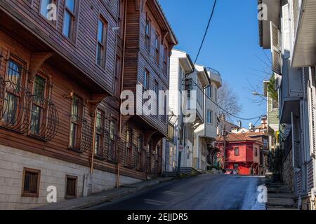 Blick von den Emirgan Straßen, einem der historischen Viertel von Istanbul, Türkei am 22. Februar 2021. Stockfoto