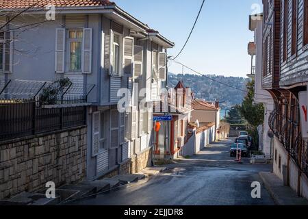 Blick von den Emirgan Straßen, einem der historischen Viertel von Istanbul, Türkei am 22. Februar 2021. Stockfoto