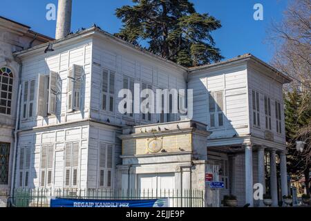 Blick von den Emirgan Straßen, einem der historischen Viertel von Istanbul, Türkei am 22. Februar 2021. Stockfoto