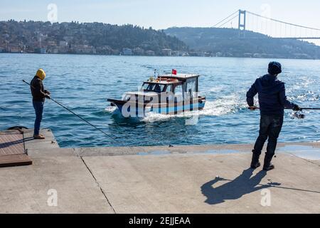 Blick von den Emirgan Straßen, einem der historischen Viertel von Istanbul, Türkei am 22. Februar 2021. Stockfoto