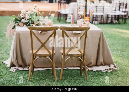 Rustikale Hochzeit Set, vintage Esstisch mit Dekorationen, Blumen, Boho-Stil, Veranstaltung, Party oder Hochzeit Stockfoto