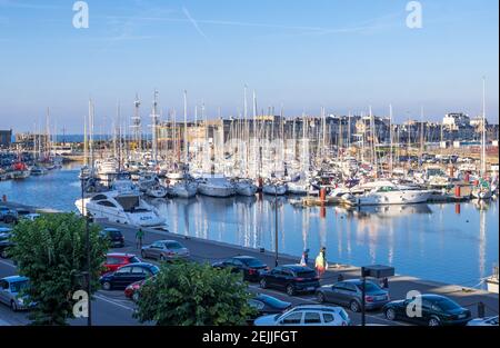 Saint-Malo, Frankreich - 25. August 2019: Der Hafen und die ummauerte Stadt Saint Malo, die Intra Muros, in der Bretagne Küste auf dem Ärmelkanal Stockfoto