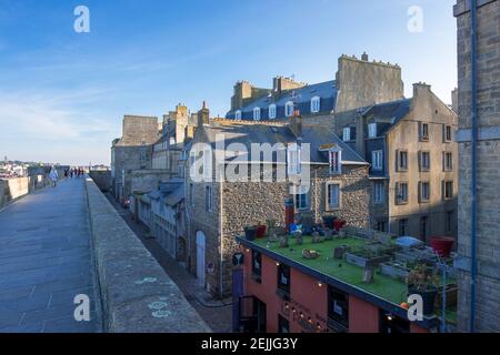 Saint-Malo, Frankreich - 25. August 2019: Stadtbild von der historischen Stadtmauer der Altstadt in Intra Muros von Saint-Malo, Bretagne, Frankreich Stockfoto