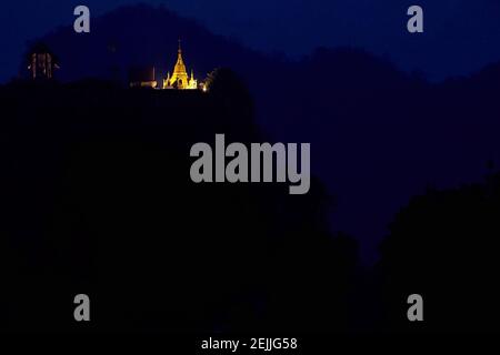 Die Phuttha Chethiya Khiri Pagode sitzt auf einem Kalksteinkarst über der Stadt Thong Pha Phum in Thailand Stockfoto