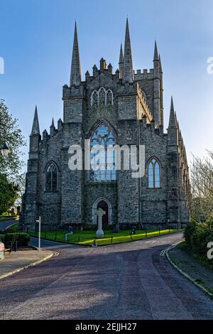 Downpatrick, Nordirland. 2nd Mai 2016. Down Cathedral, die Kathedrale Kirche der Heiligen und ungeteilten Dreifaltigkeit, befindet sich in Downpatrick. Stockfoto