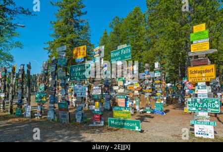 Kanada, Yukon, Watson Lake, Sign Post Forest, begann 1942 von einem Soldaten, der in der Gegend Dienst, jetzt Nummerierung 80.000 + Stockfoto