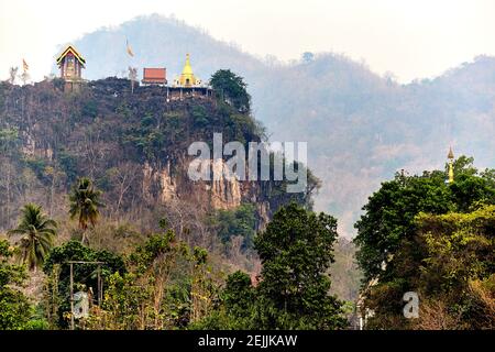 Die Phuttha Chethiya Khiri Pagode sitzt auf einem Kalksteinkarst über der Stadt Thong Pha Phum in Thailand Stockfoto