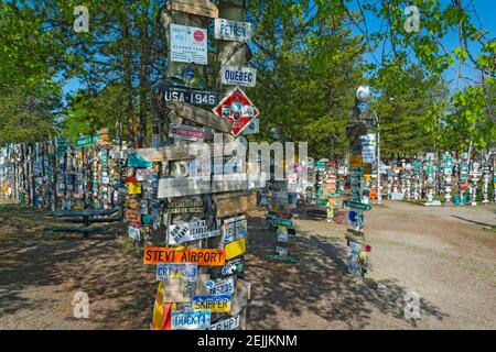 Kanada, Yukon, Watson Lake, Sign Post Forest, begann 1942 von einem Soldaten, der in der Gegend Dienst, jetzt Nummerierung 80.000 + Stockfoto