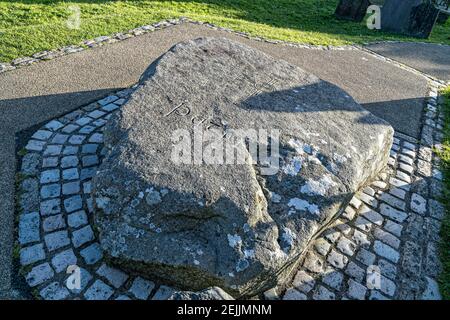 Downpatrick, Nordirland. 2nd Mai 2016. St. Patricks Grab in der Nähe von Down Cathedral, der Kathedrale Kirche der Heiligen und ungeteilten Dreifaltigkeit. Stockfoto