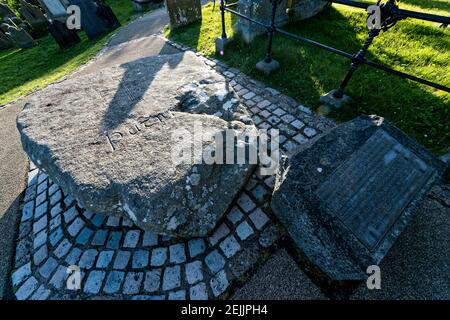 Downpatrick, Nordirland. 2nd Mai 2016. St. Patricks Grab in der Nähe von Down Cathedral, der Kathedrale Kirche der Heiligen und ungeteilten Dreifaltigkeit. Stockfoto