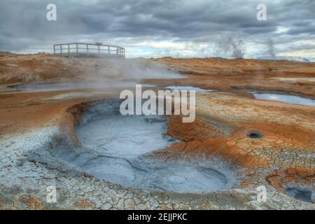 Lebensfeindliche vulkanische und geothermische Landschaft von Namaskard, Island Stockfoto