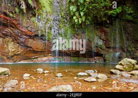 Der 25 Fontes Wasserfall und der natürliche Pool. Wanderpunkt, in Rabaçal, Paul da Serra auf Madeira. Stockfoto