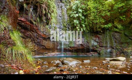 Der 25 Fontes Wasserfall und der natürliche Pool. Wanderpunkt, in Rabaçal, Paul da Serra auf Madeira. Stockfoto