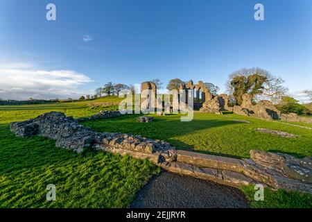 Downpatrick, Nordirland. 2nd Mai 2016. Inch Abbey ist eine ruinierte alte gotische Abtei, die am Nordufer des Flusses Quoile erbaut wurde. Stockfoto