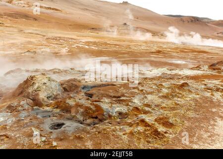 Lebensfeindliche vulkanische und geothermische Landschaft von Namaskard, Island Stockfoto