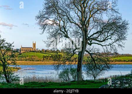 Downpatrick, Nordirland. 2nd Mai 2016. Down Cathedral, die Kathedrale Kirche der Heiligen und ungeteilten Dreifaltigkeit, befindet sich in Downpatrick. Stockfoto