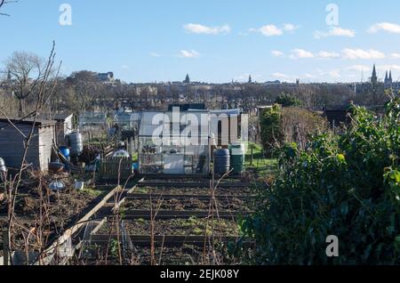 Gartenanlagen im Stadtzentrum mit Blick auf das Edinburgh Castle Und Frau beim Graben Stockfoto