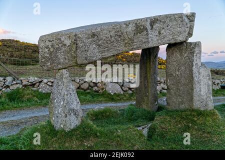 Castlewellan, Nordirland. 2nd Mai 2016. Legananny Dolmen ist ein megalithischer Stativdolmen mit einem Eckstein über 3m lang und 1,8m vom Boden entfernt Stockfoto