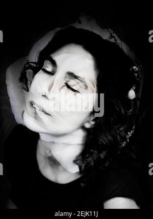 Frau mit melancholischer Attitude II und weißer Rose Stockfoto