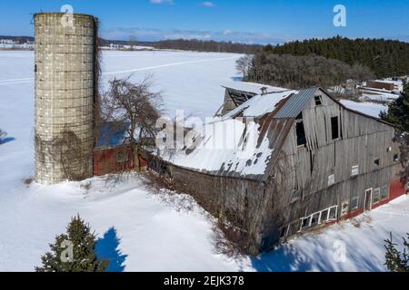 Croswell, Michigan - eine alte Scheune und Silo im Winter auf einer Michigan Farm. Stockfoto