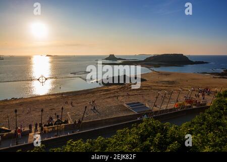 Saint-Malo, Frankreich - 25. August 2019: Blick auf Petit Be Fort und Grand Be Insel und Gezeitenbecken des Bon Secours Strand bei Sonnenuntergang. Saint-Malo, Brittany Co Stockfoto