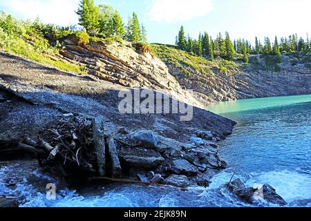 Alberta Mountain Exploration! Wunderschöne Bäche und Flüsse mit satten Farben, Schatten, Licht und Texturen. Natur vom Feinsten! In Der Nähe Von Nordegg. Stockfoto