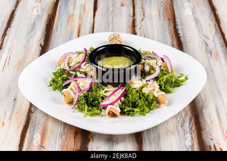 Goldene Krabben Tacos in Sahne und Käse mit einem gebadet Kleine Zwiebel und Guacamole Sauce Stockfoto