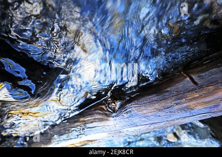 Alberta Mountain Exploration! Wunderschöne Bäche und Flüsse mit satten Farben, Schatten, Licht und Texturen. Natur vom Feinsten! In Der Nähe Von Nordegg. Stockfoto